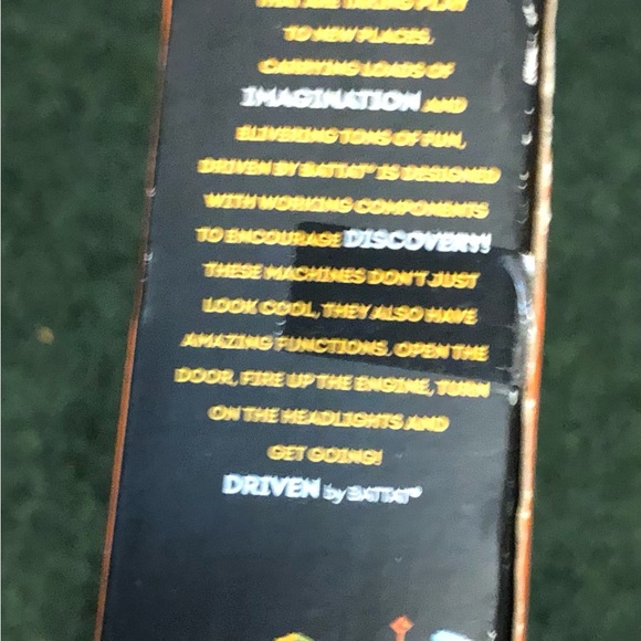 DRIVEN SERIES RACETRACK TOY W TINY CARS AND ACCESSORIES NEW - Picture 6 of 6